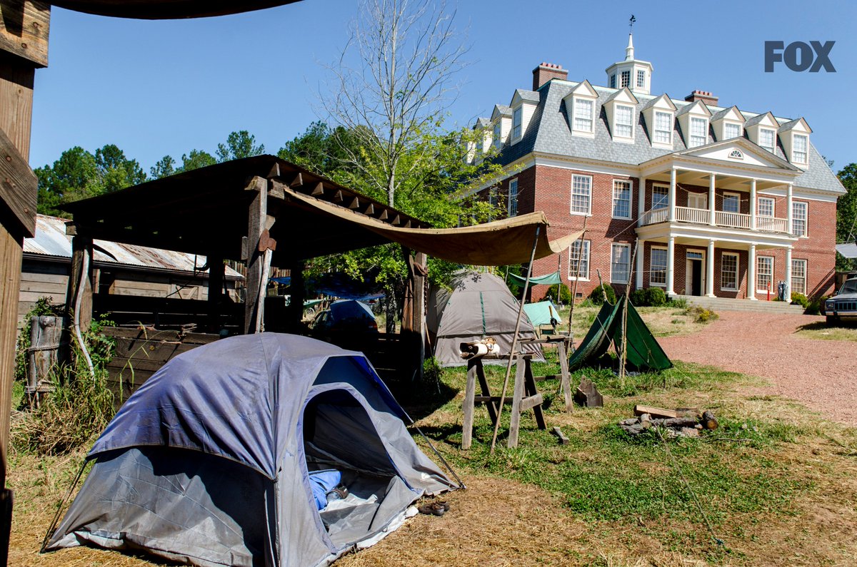 Esta noche #TWD8nFOX Comienzan las estrategias. Los Saviors solo quieren asustarlos, herirlos pero no matarlos. Mientras tanto en la colonia HIlltop ...