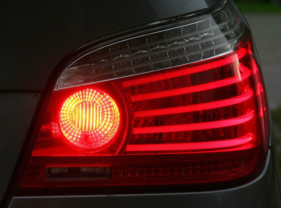 PerfCollision's tweet image. When was the last time you saw your brake lights? Have a friend look behind your car to make sure they’re working properly: goo.gl/RxRfsr