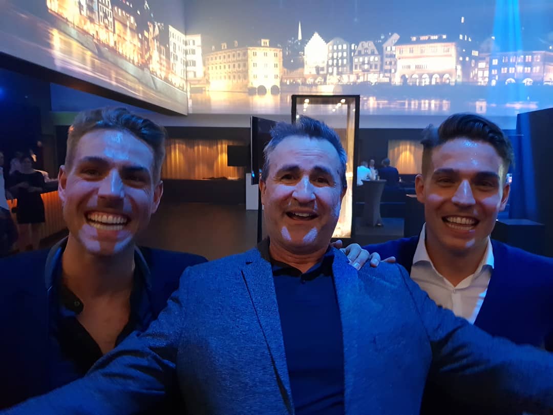 We bumped into funny man René Rindlisbacher at yesterdays Samsung Galaxy VIP event. No joke, we’re not twins! My face is still hurting from all the laughing. Thanks @Samsung_CH for a wicked evening!
.
.
.
#salvisbergbrothers #WithGalaxy #SamsungS9
