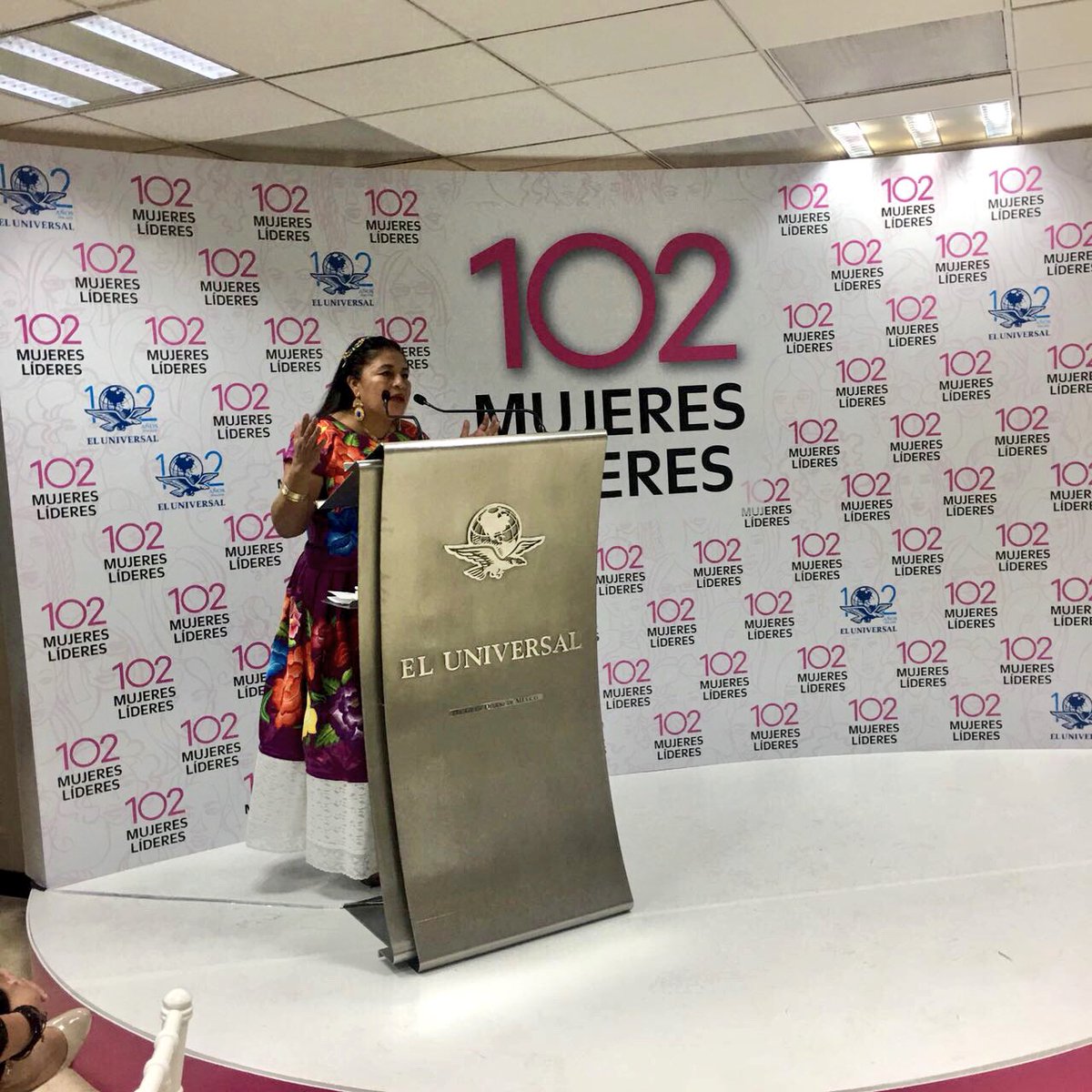 RogeliaGLuis's tweet photo. Agradezco a @El_Universal_Mx por la invitación y el reconocimiento que me fue otorgado en el encuentro #102MujeresLíderes. Sin duda es un logro compartido con todas las mujeres indígenas mexicanas que buscamos el reconocimiento y respeto de nuestros derechos. https://t.co/2sJAKmsmhl