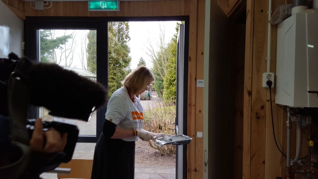 De burgemeester kwam, samen met scholieren, verven en waxen bij Scouting Haagse Hout scoutinghaagsehout.nl/vrijwilligers-…
