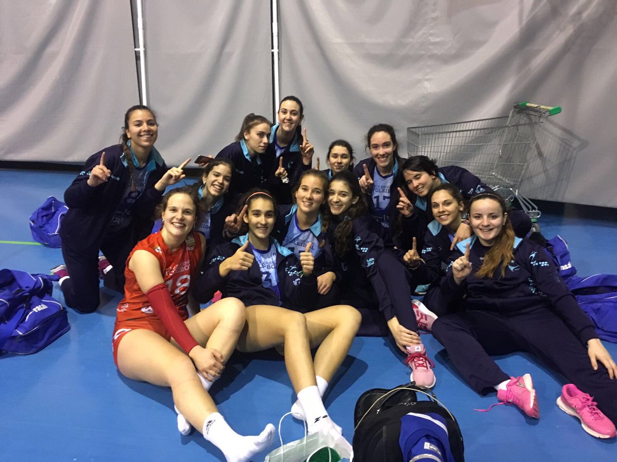EsquimoCantera's tweet photo. Nuestro primer partido en #CADEBAJUV18 se marchó hasta el 5º y definitivo set, cayendo de nuestro lado. @Cajasolvoley 3 - @VoleibolPizarra 2 . #LaAcademia #EsquimoAvanza @FAVB_ https://t.co/PlY73TTKZ7