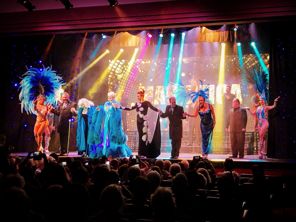 [EL SHOW Y SU MAGIA]
#MAGNIFICA sigue firme en el TEATRO CORRIENTES. A pura entrega, a pura magia, a puro talento. 
Seguimos de MARTES a DOMINGOS, a las 22.30, x q los turistas de marzo puedan disfrutar de un espectáculo único, en ntra querida Mar del Plata. #MDQ #teatro