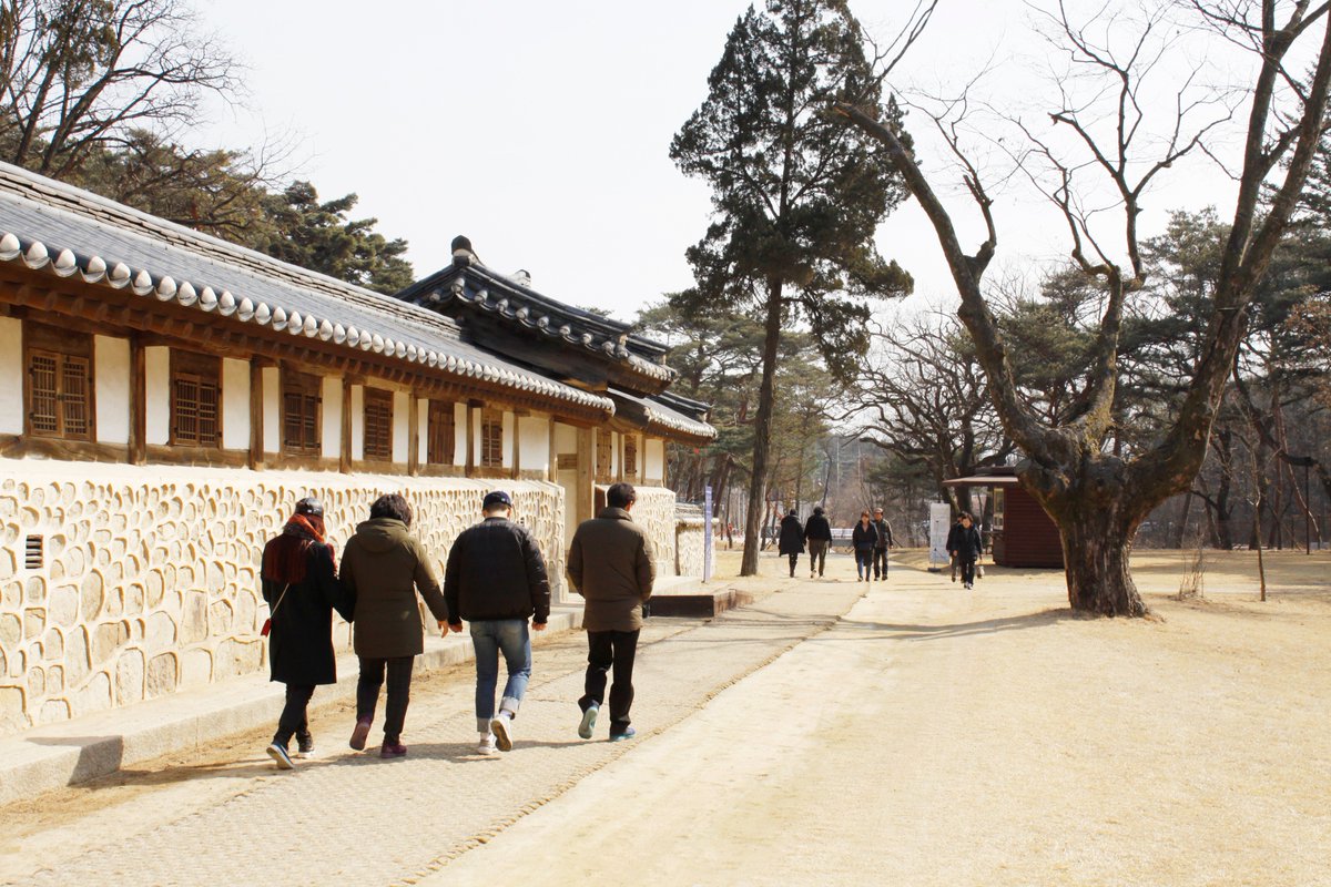 요즘 따뜻해진 봄 날씨에 많은 분들이 영릉을 찾아주고 계십니다.  오늘은 봄비가 그치고 반짝추위가 이어진다고 하니 모두 감기조심하세요~^^