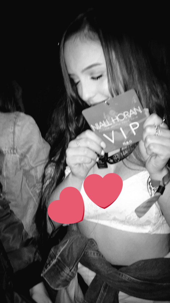 AmyBrooks2000's tweet photo. @NiallOfficial Thankyou for the most incredible day,after 7 years I can finally say I've met my idol,so so proud of you,thankyou for eveything x x x #FlickerWorldTourManchester https://t.co/h2Ubf0bVeM