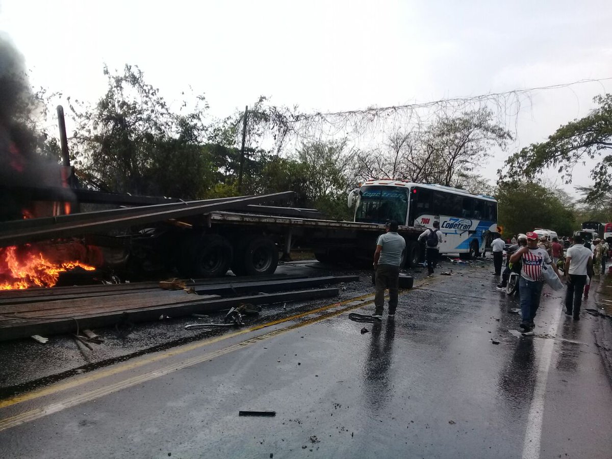 busesamericasur's tweet photo. Nos reportan accidente de tránsito en #Colombia exactamente en #Tucurinca dos unidades de transporte de la empresa @expresbrasilia y @copetranvirtual con una tractomula. Una de las unidades llevaba por ruta #ValleDupar #Barranquilla saldo 21 heridos. 6pm #14Mar #BusVenezuela https://t.co/WZHW2jYPde