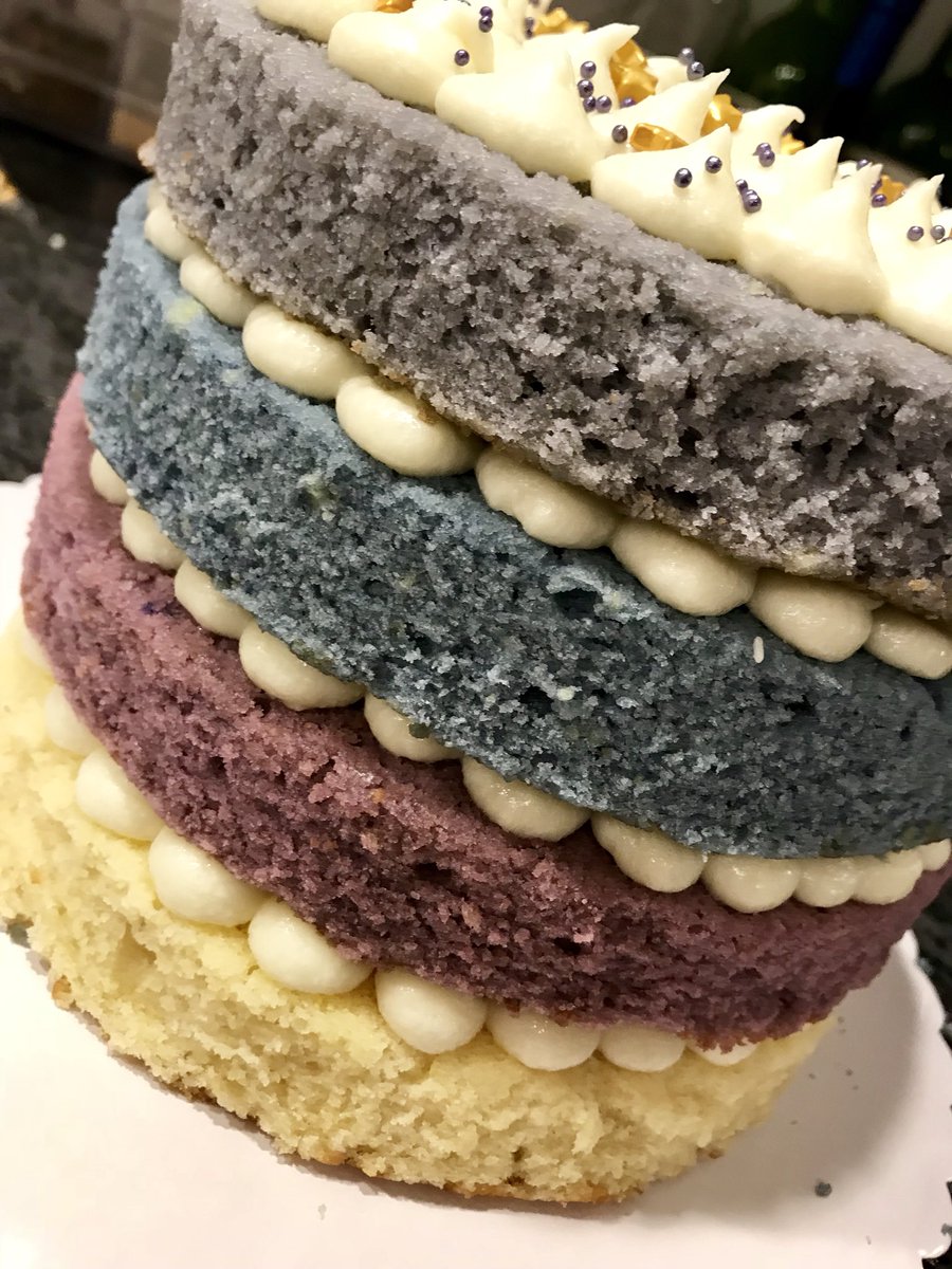 BeadedByAshley's tweet photo. Naked ombré! 🤫 #surpriseparty #ombre #cake https://t.co/6xwdlSdwxO
