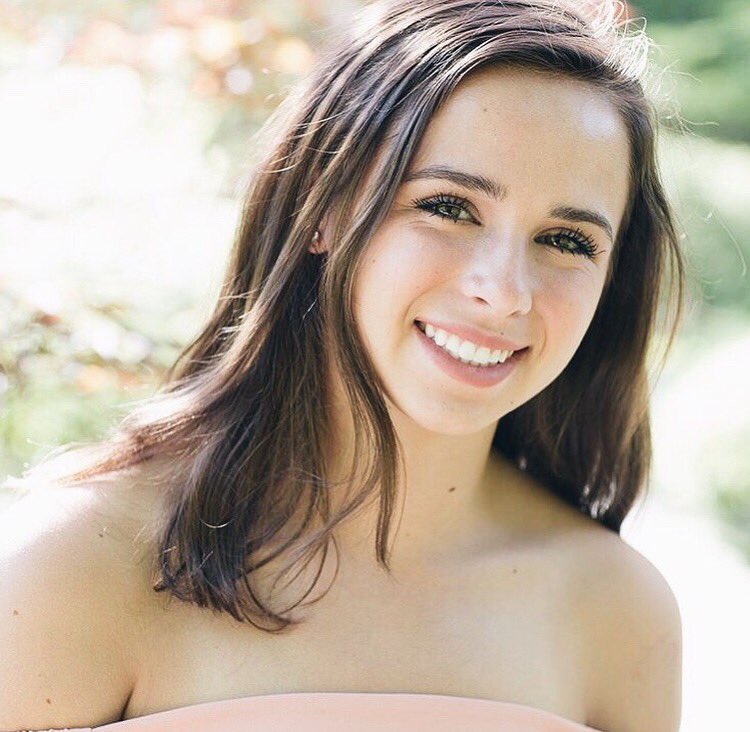 Theta of the week! Aside from managing a rigorous course schedule, Laura Roberts plays for the UW women's soccer team. She played her first game last week and killed it!! Keep it up Laura you rock👏🏼 instagram.com/p/BgXbqXBlnt-/