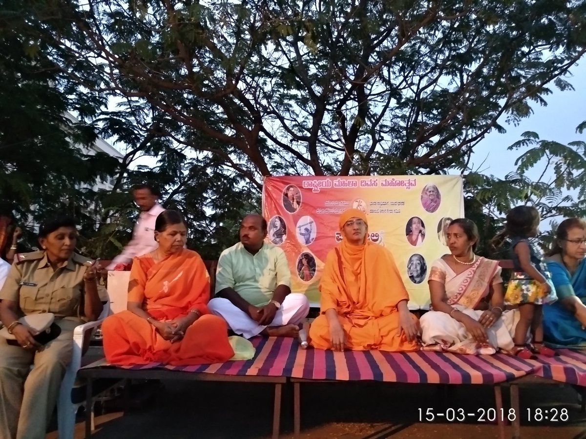 FHallikeri's tweet photo. Rastriya Mahila Dinacharane at Hosapete(Karnataka) Mahila Patanjali Yog samiti Ayojan https://t.co/llRcIDN3JW
