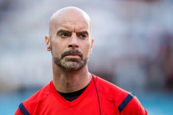 Si chiama Stefan Johannesson il fenomeno che ha visto il rigore per l’Arsenal. Ma la colpa è di chi lascia le Coppe Europee nelle mani degli arbitri addizionali. Il Var non può correggere tutti gli errori, ma questo scandalo lo avrebbe evitato #ArsenalMilan #EuropaLeague