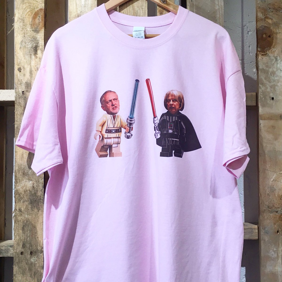 ExploringSenses's tweet image. Who do you think should win this #lightsabrebattle?
#makingpoliticsfun #makingfunoutofpolitics