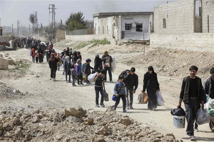 yyasaryyavuz's tweet photo. Kaçın Suriyeliler!
Önce Halep'ten, sonra Rakka Hama ve Humus'tan şimdi ise Guta'dan!
Nasıl olsa utanacak yüzü kalmamış şu alçak dünya'nın!
#Syria #Alppo #Raqqa #SaveGhouta
#سوريا #دمشق #الغوطة_الشرقية https://t.co/UMdY01WxLE