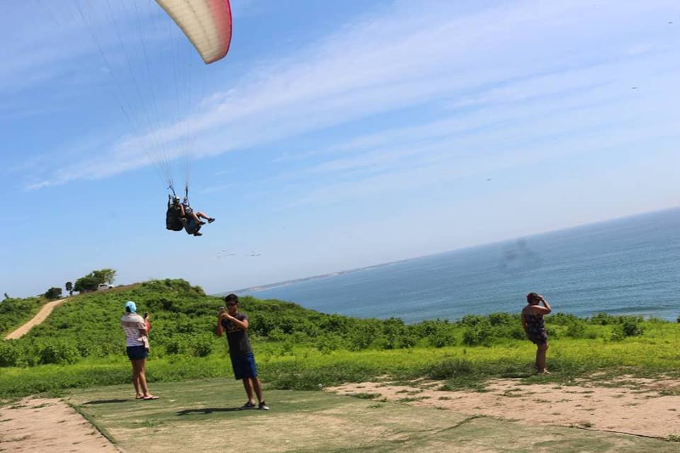 FlyCost's tweet photo. Vuelos en parapente a 10 minutos antes de Montañita en la comuna Libertador Bolivar - Playa Bruja, disfrute en compañia de amigos del deporte de aventura.
#VuelosParapenteMontanitaEcuador
#DeporteDeAventuraMontañitaEcuador https://t.co/z54hSZ4PRm