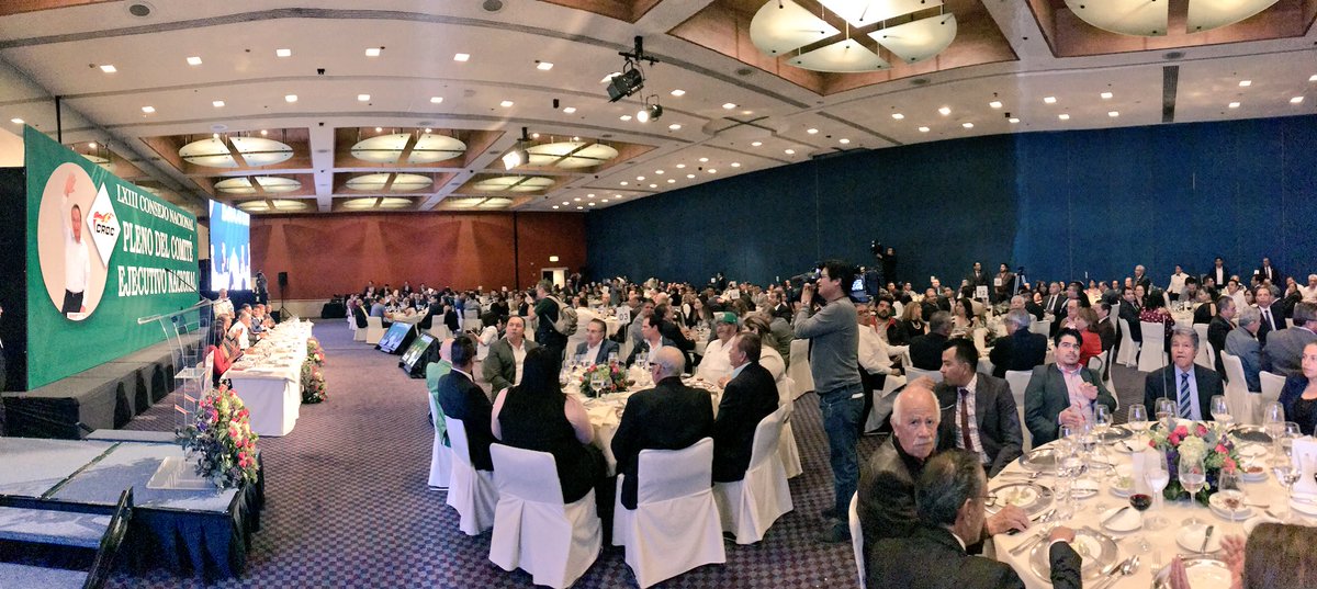 1campa's tweet photo. Asistí en representación del Pdte. @EPN a la Reunión Anual del Pleno del Comité Ejecutivo Nacional de la @CROC_Nacional; presidida por su Srio. Gral Sen. @IsaiasSiCumple; en compañía del Srio. @RafaelPacchiano y los Secretarios Generales de las 32 Entidades Federativas de #México https://t.co/lnUBjUtq3b