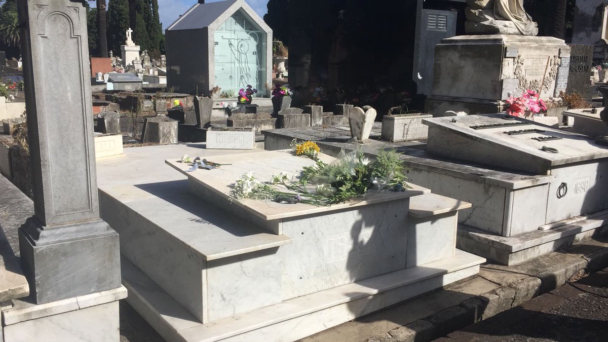 UNA FLOR PARA WILSON | La Departamental de Montevideo convocó al cementerio del Buceo a homenajear al caudillo con una flor. Habló: @juanjoolaizola y por la juventud @_JuanMLuna