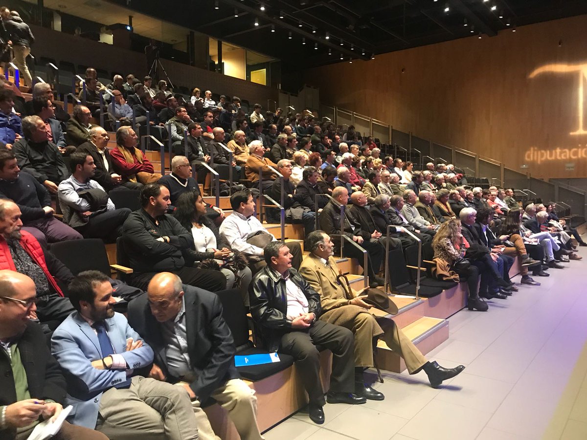 EsTauMa's tweet photo. Todos los sectores de la Tauromaquia se dan cita  en @diputacionMLG para la creacion de la primera delegación de la  @ftorodelidia @AurelioLo2 @AIETaurinas @carruseltaurino @PSOEdipmlg @CsMalaga @victorggpp @ppdiputacionmlg https://t.co/ypOEIBgME4