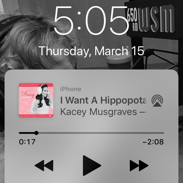 CharlieWSM's tweet photo. I love with this @KaceyMusgraves song pops up on shuffle... in March. Makes me smile #christmasinmarch #iwantahippopotamus #shuffleplay #thursdaycardio https://t.co/B3wOAfLAJI