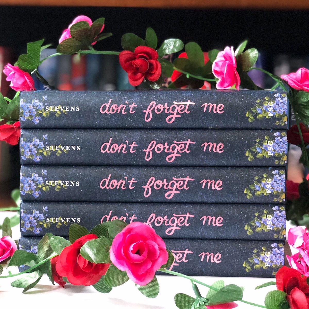 FierceReads's tweet photo. When you truly love someone, they are never really gone. Start reading DON'T FORGET ME by @victoriawrites_ today. https://t.co/wKlPDmlX1h https://t.co/twP0enY7rf