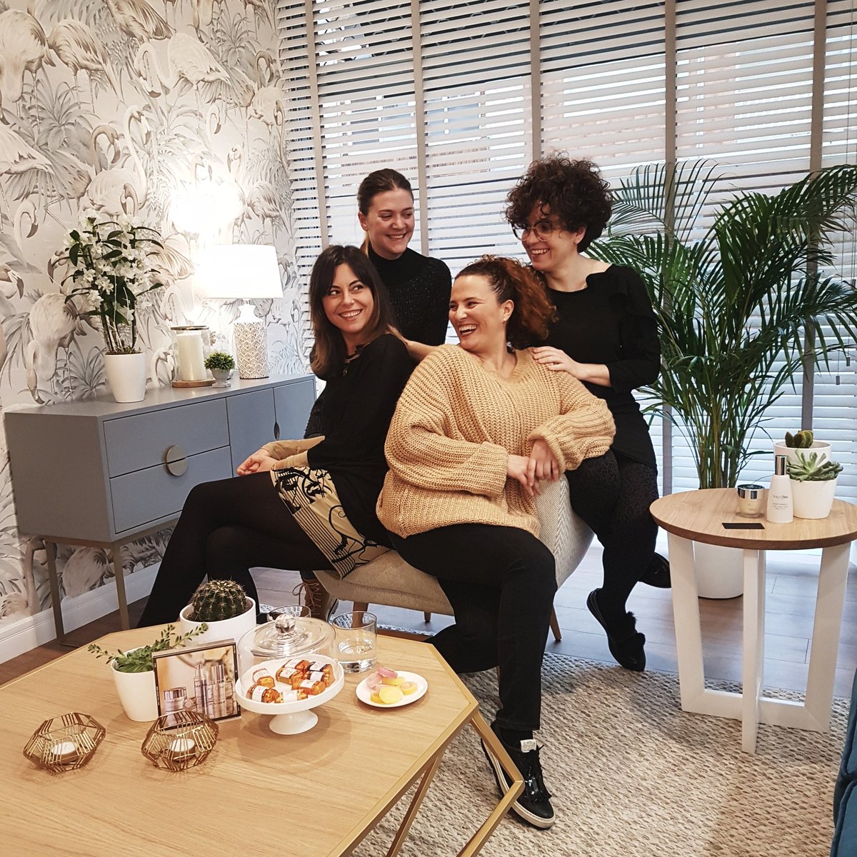 AnaMancebo9's tweet photo. Una sorpresa enorme la visita al salón de @PaulaCereixo @SaamiraGanay y @martadoviro 😍😍.
Siempre es una gozada contar con vosotras!!!.
.
.
.
.
#anamancebo #cosmetics #lujo #tratamientomanchas #ritual #ritualdebelleza #InhibitFaceLift #blogger #travelblogger https://t.co/GRriiLOeRQ