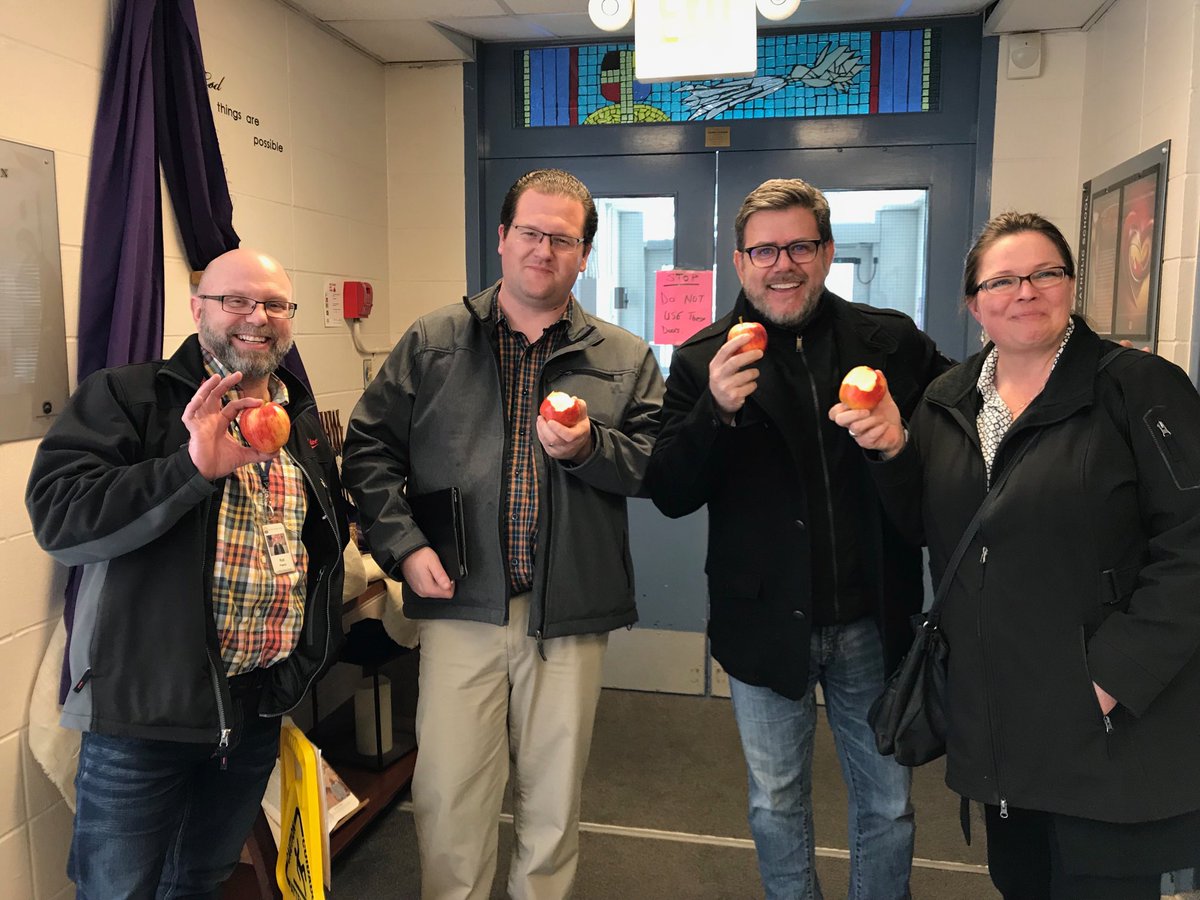 joeceste's tweet photo. Guests of Annunciation enjoying a healthy apple treat!  #ECSDFaithInspires #appleschools https://t.co/35PIDNjuo1