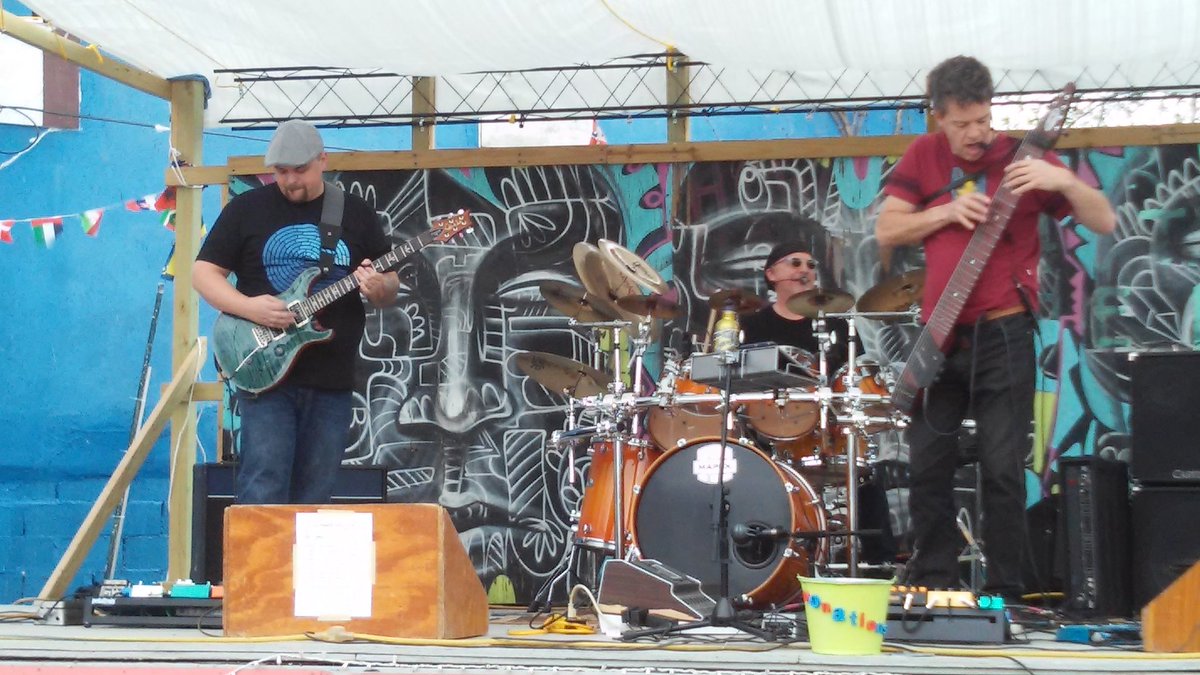 For this to be progressive rock there must be a Chapman Stick. Mick Peters of the band Thirteen of Everything does the honors. Melodic songs in the Camel and Genesis vein #VFshowcase