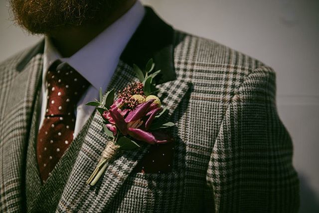 We don’t forget about the Grooms round these parts 👌🏼
.
Image by @rhiannoneale of our groom <a href="/rsandlan/">Robbi Sandlan</a> awesome suit by @ten30fashion
.
#glasgowflorist #scottishflorist #scottishwedding #groom #buttonhole #bouts #boutineer #weddingflowers #weddingflori… ift.tt/2peZwcM