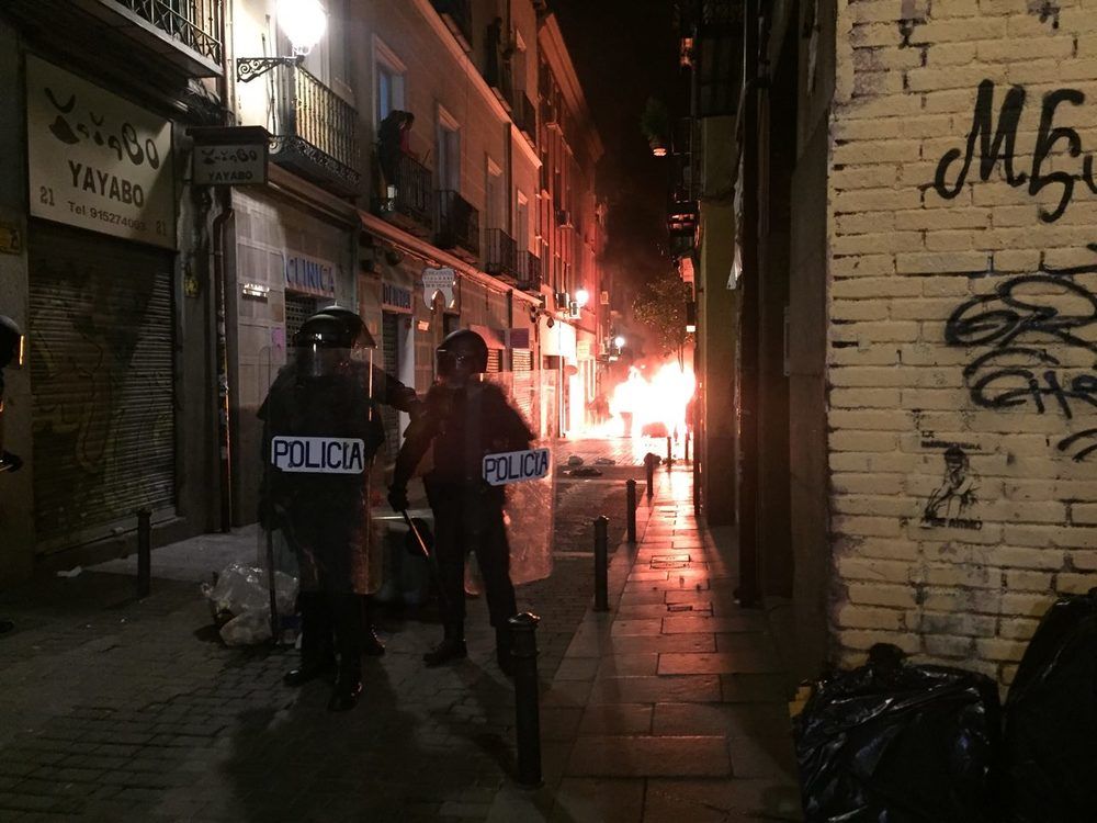 RadioKras's tweet photo. Cargas policiales en #Lavapiés durante las protestas por la muerte de #MmameMbage, trabajador ambulante de 35 años, tras una persecución policial
#SobrevivirNoEsDelito
#RedadasRacistas https://t.co/vcQLR7C2Dl