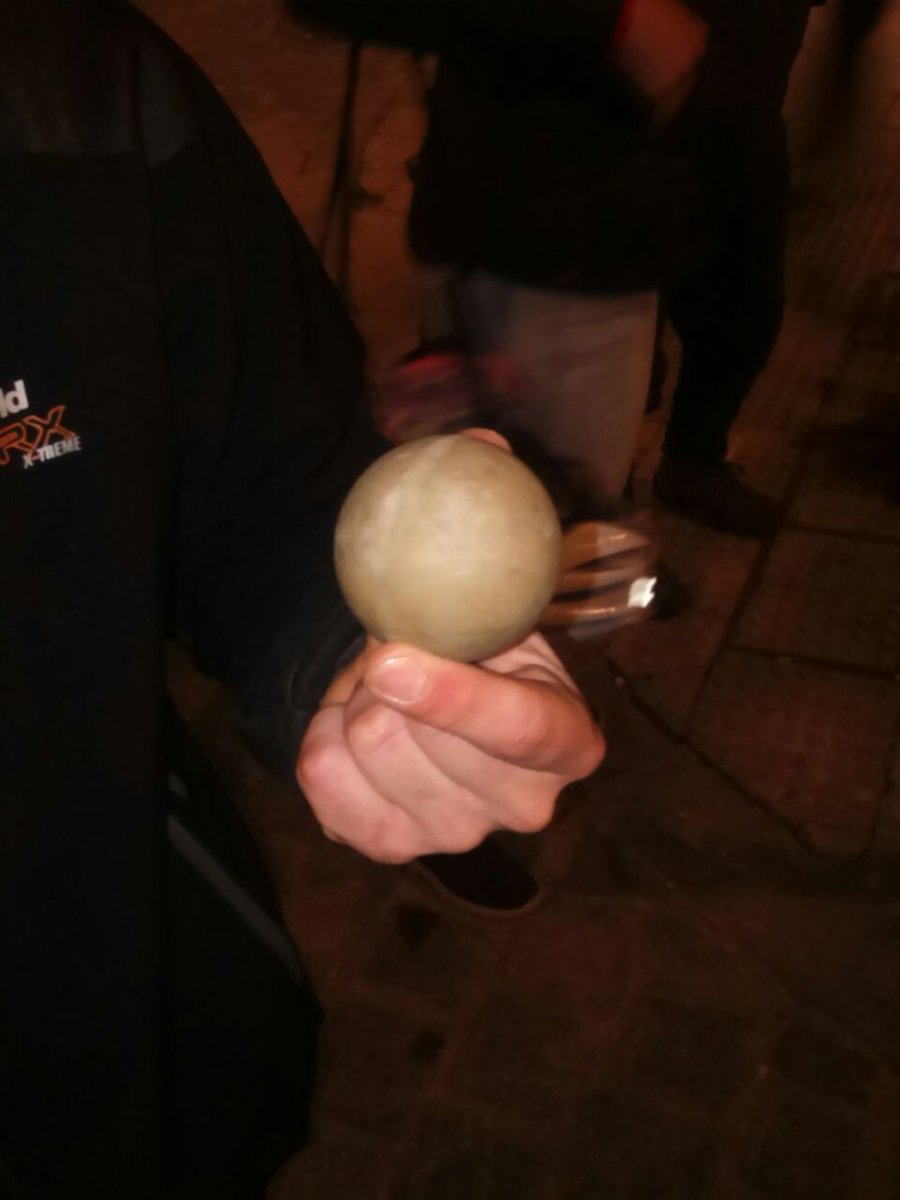 RadioKras's tweet photo. Cargas policiales en #Lavapiés durante las protestas por la muerte de #MmameMbage, trabajador ambulante de 35 años, tras una persecución policial
#SobrevivirNoEsDelito
#RedadasRacistas https://t.co/vcQLR7C2Dl