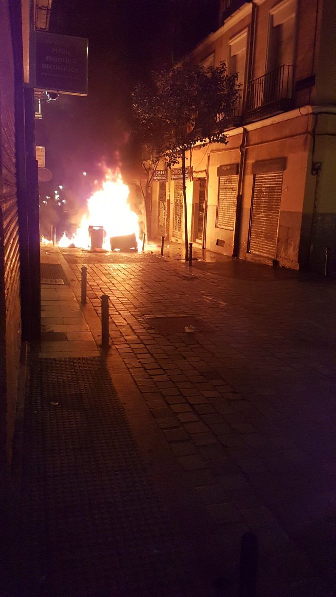 RadioKras's tweet photo. Cargas policiales en #Lavapiés durante las protestas por la muerte de #MmameMbage, trabajador ambulante de 35 años, tras una persecución policial
#SobrevivirNoEsDelito
#RedadasRacistas https://t.co/vcQLR7C2Dl