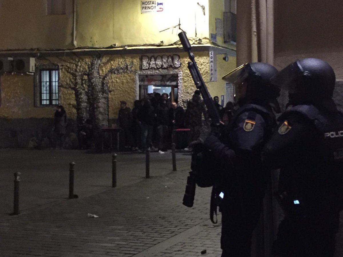 RadioKras's tweet photo. Cargas policiales en #Lavapiés durante las protestas por la muerte de #MmameMbage, trabajador ambulante de 35 años, tras una persecución policial
#SobrevivirNoEsDelito
#RedadasRacistas https://t.co/vcQLR7C2Dl