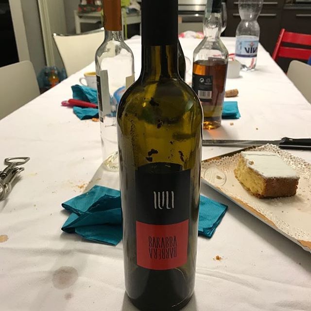 CBricconi's tweet image. E poi capita di trovarsi a cena e bere una barabba 2004, tutta balsamo e verticalità, e ripensi ad un amico che ha contribuito col suo essere a confermarti in un desiderio. Ciao Fabrizio! @foops_iuli @summerwwolff #iuli #cavimon ift.tt/2FF5QEP