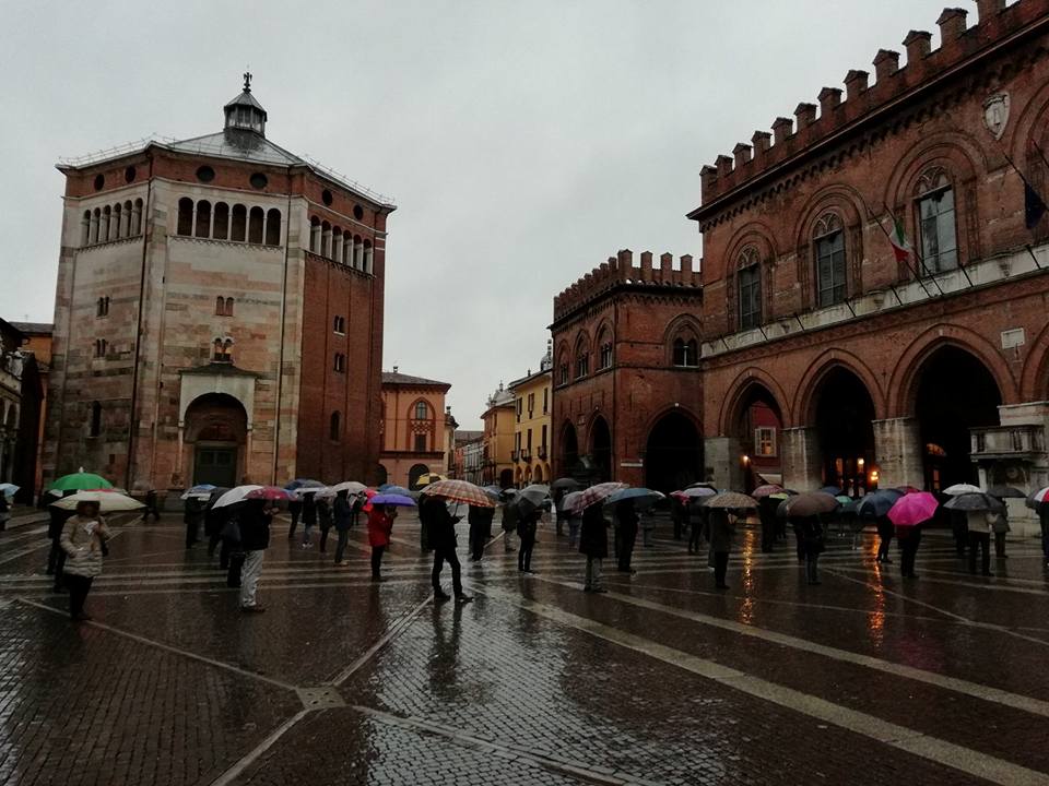 Even under the rain #Cremona doesn't give up!
Two beautiful photos of last Sunday's #Sentinelle vigil in #Cremona, via <a href="/sentinpiedi/">Sentinelle In Piedi</a>
#NoDAT #NoEutanasia #NoBioTestamento
#Sentinels #Sentinelles