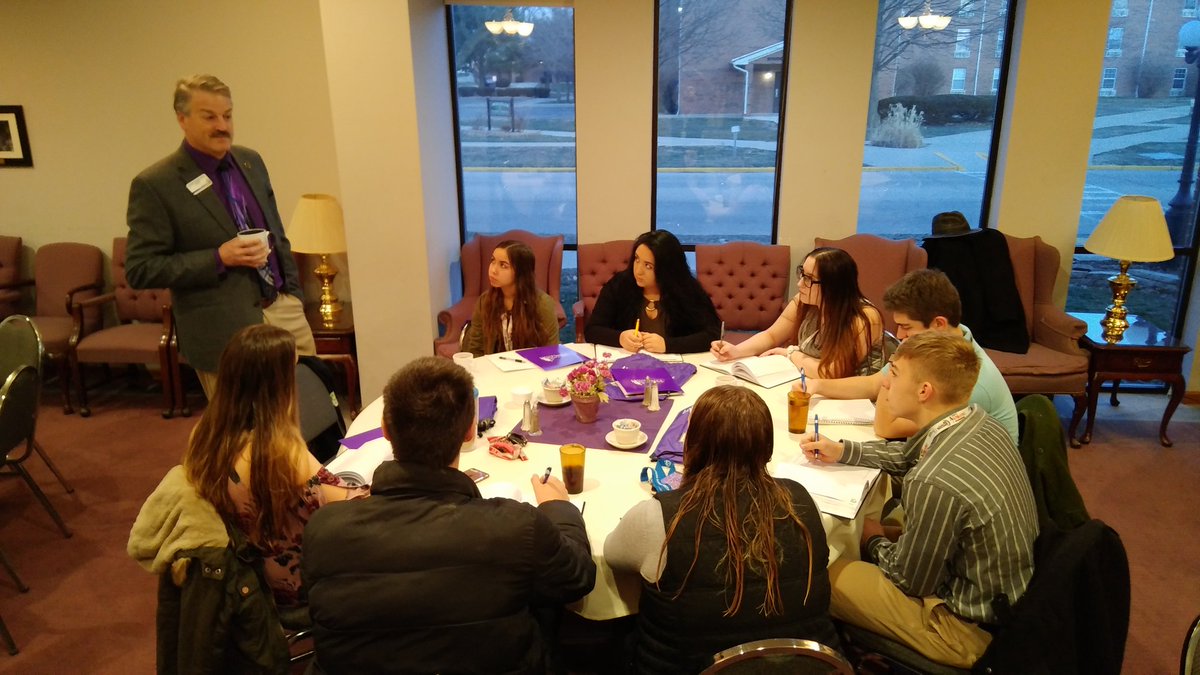 llceo15's tweet photo. Lincoln College President, Dr. Gerlach shared his story with the CEO students.  He gave insight into marketing yourself, and how to set yourself apart using the 4 P's of Marketing. Students also took part in one of the Senior Business classes. https://t.co/ylSAuMKujH