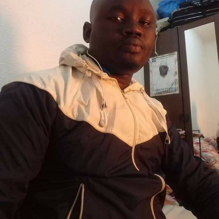 Nen__17's tweet photo. Se llamaba Mmame Mbage, tenía 35 años y se ganaba la vida de vendedor ambulante, hoy ha sido asesinado por la Policía durante una redada racista

Dolor y rabia, asesinos de mierda https://t.co/gH01qIy2SD