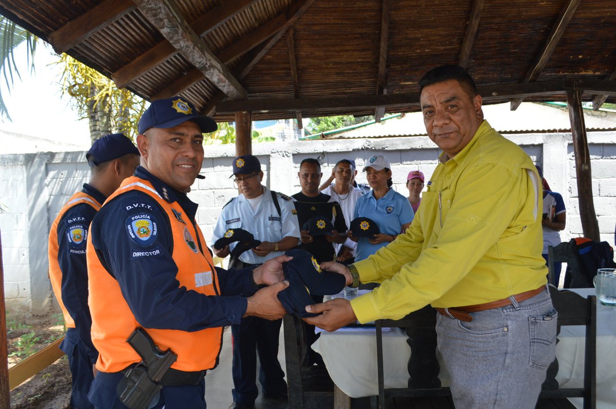 PoliciaCojedes's tweet image. El IACPEC Entrega Kit de Gorras para Funcionarios de las distintas Estaciones Policiales del Estado Cojedes