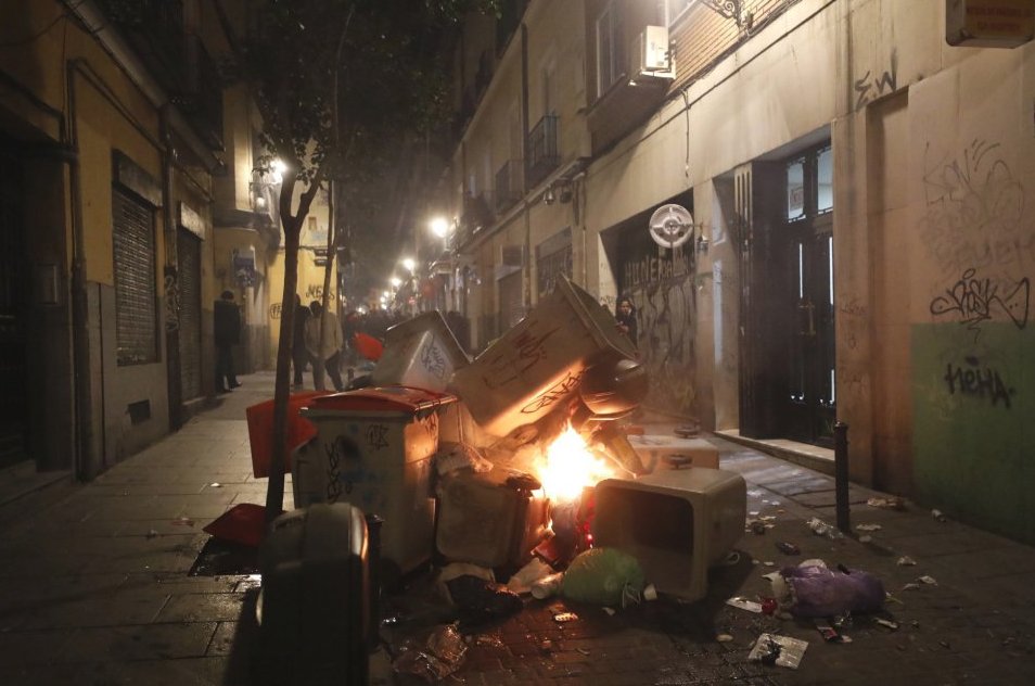 AlvaroFergez's tweet photo. - Una inmigrante dominicana asesina al hijo de su pareja
- Por favor, presunción de inocencia...

- Un mantero africano muere de un infarto huyendo de la policía.
- La policía asesina y tienen derecho a quemar #Lavapies

Así es la izquierda... Aporte multicultural del día. https://t.co/B9Ks2kpd09
