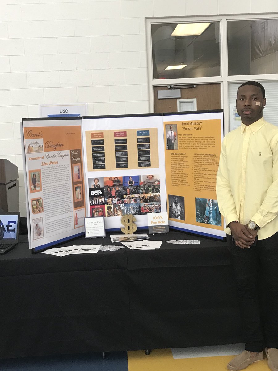 YvetteDupree's tweet image. Entrepreneurs, Robots, WBL and much more at Spring Exhibit Night! #EaglesExcelEverday #StudentSolutions #ELHSSoar @ELHS_HCS