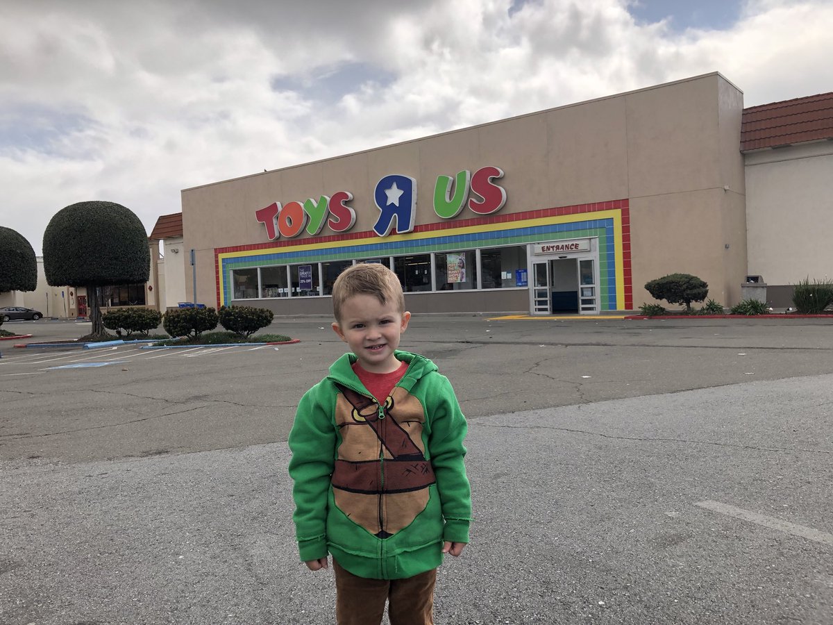 ErinKate's tweet photo. If @realDonaldTrump wants to make America great again, he can start by saving #toysrus 😭😭😭 #Savetoysrus #idontwanttogrowup #ImAToysRUsKid https://t.co/EMsCttvVFp