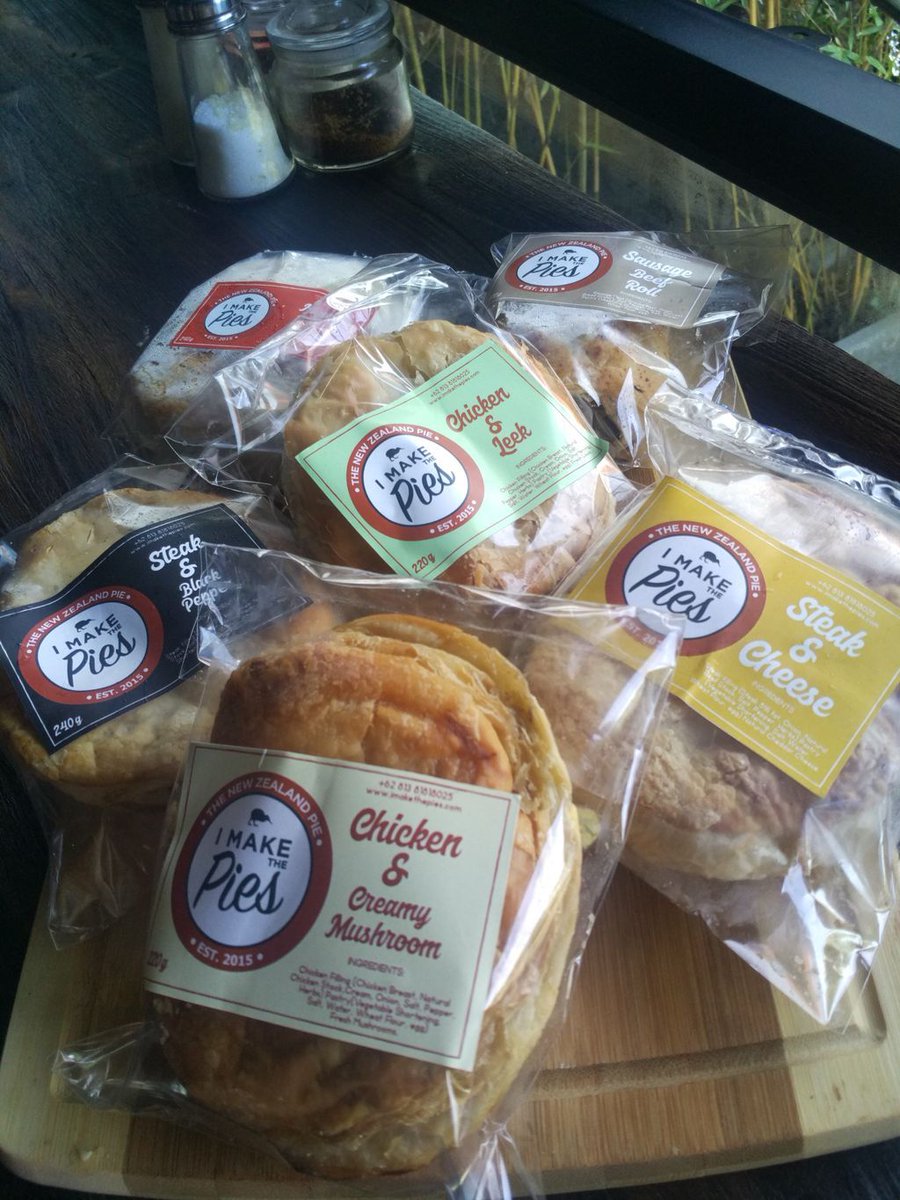 IMakeThePies's tweet photo. What's your color, green, black, yellow, red.. stock up today, eat tomorrow. We close at 1pm today...Last chance before Nyepi 
⠀⠀⠀⠀⠀⠀⠀⠀⠀
#pie #nzpie #chicken #meatpie #nomnom #Canggu #IMakeThePies #nomnomnom #comfortfood #guguide #NewZealand #Bali #steak #mince #EatPie https://t.co/eLT2hXQ6cv
