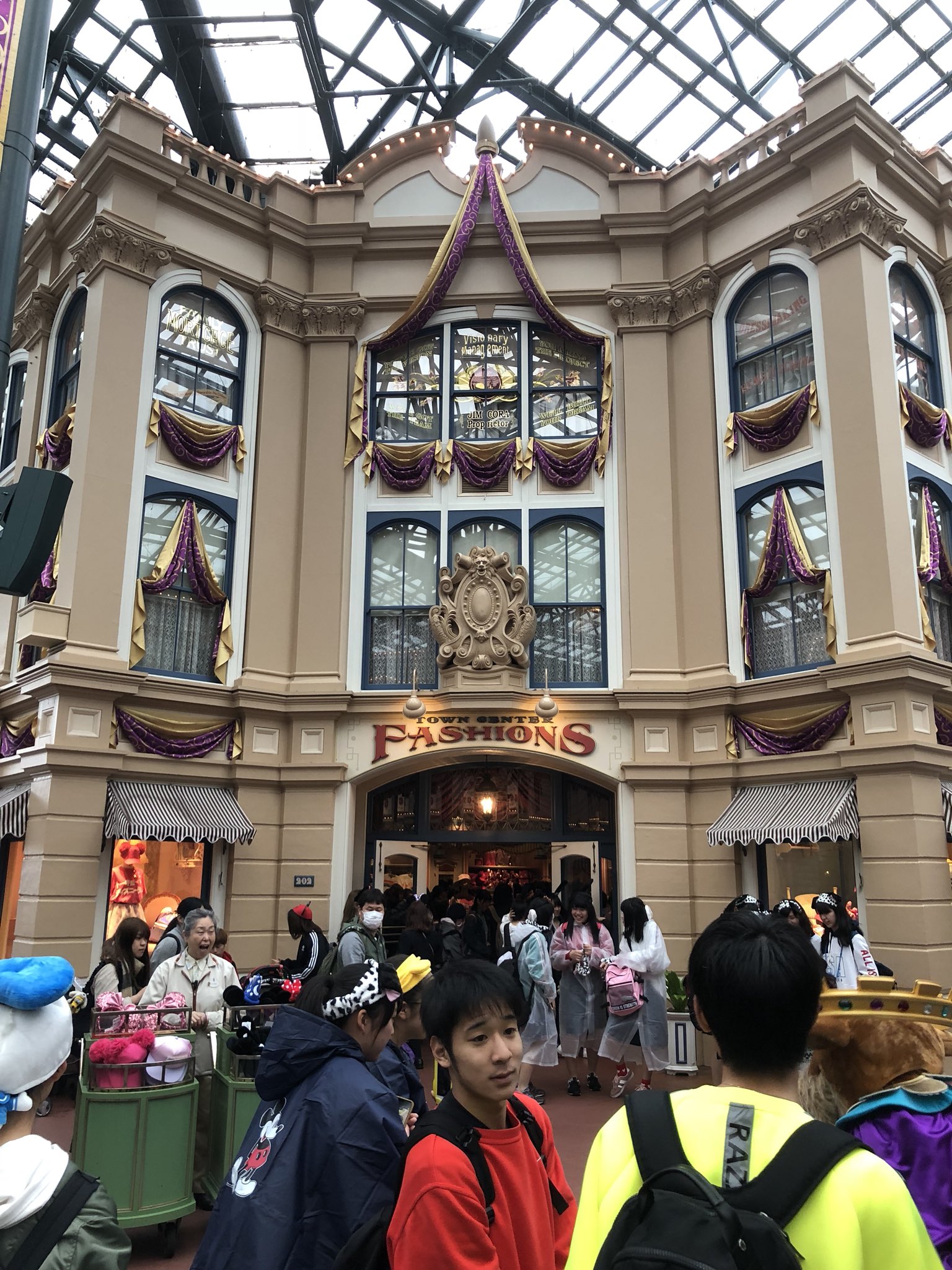 توییتر Shunsuke در توییتر 今日からタウンセンターファッションでも東京ディズニーリゾート35周年の祝祭感溢れるバナーが飾られています Tdr Now T Co Rwxw03mw2w