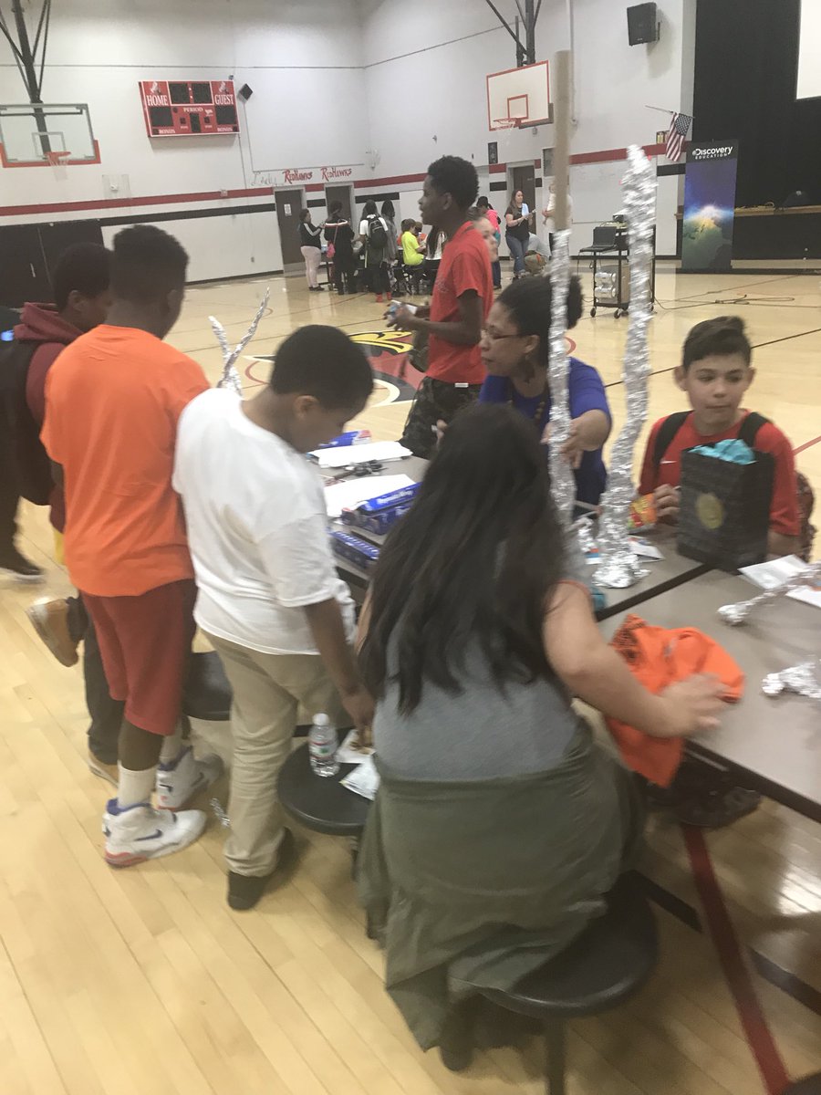 @JereBaxterMP @MNPSNortheast @discovery education our @MNPSFamilies enjoying STEAM night.