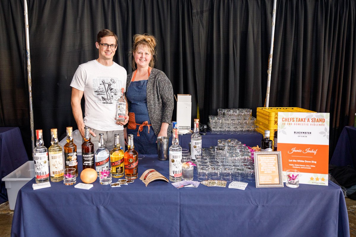nnedv's tweet photo. #TBT - Jamie Imhof from @BlackwaterTM served amazing drinks AND donated to the silent auction at our last #ChefsTakeAStand! Thanks for making #CTAS17 a night to remember! πΈ
Stay tuned for #CTAS18 details! https://t.co/05z5TbHeKd