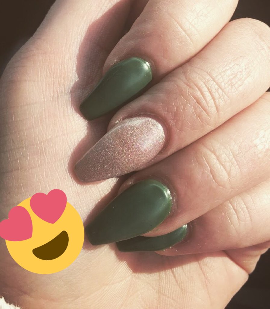Corals_Nails_11's tweet photo. I love when clients love their nails!!! Seeing the look on your face when you saw the matte was my favorite part!!  #Green #Matte #NailTech #Gold #CoffinNails #Glitter https://t.co/II3j6xcIEF