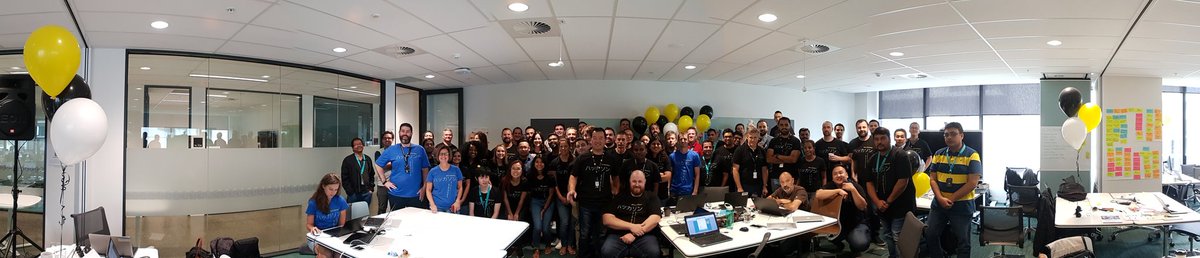 sktliu81's tweet image. #mlclhack2018 group photo time!!