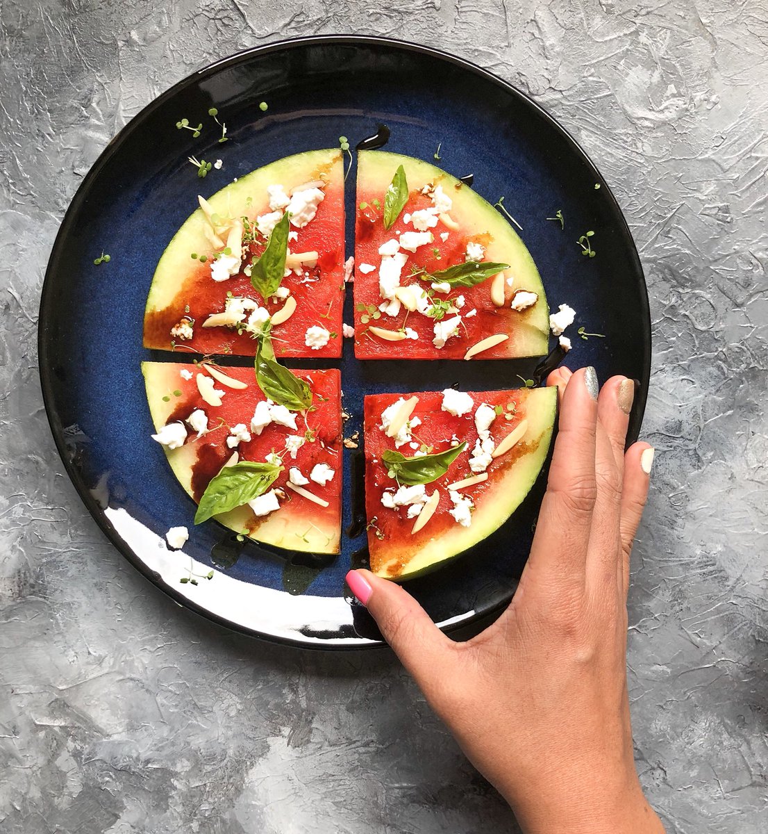 TalkToKarishma's tweet photo. Who said my dreams of eating healthy and living on a pizza diet can’t come true?! #WatermelonFetaPizza 😜
chilled watermelon | feta | basil | slivered almonds | balsamic reduction 
.
.
#EatCleanGoLean #Love #Healthy #ChefLife #FoodPhotography #TheArtOfPlating #EatSeasonal https://t.co/ibrmqtk8td