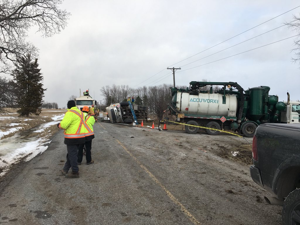 Expresshamilton's tweet image. Late nights with dedicated crew #towlife #HeavyRescue401 #rotator