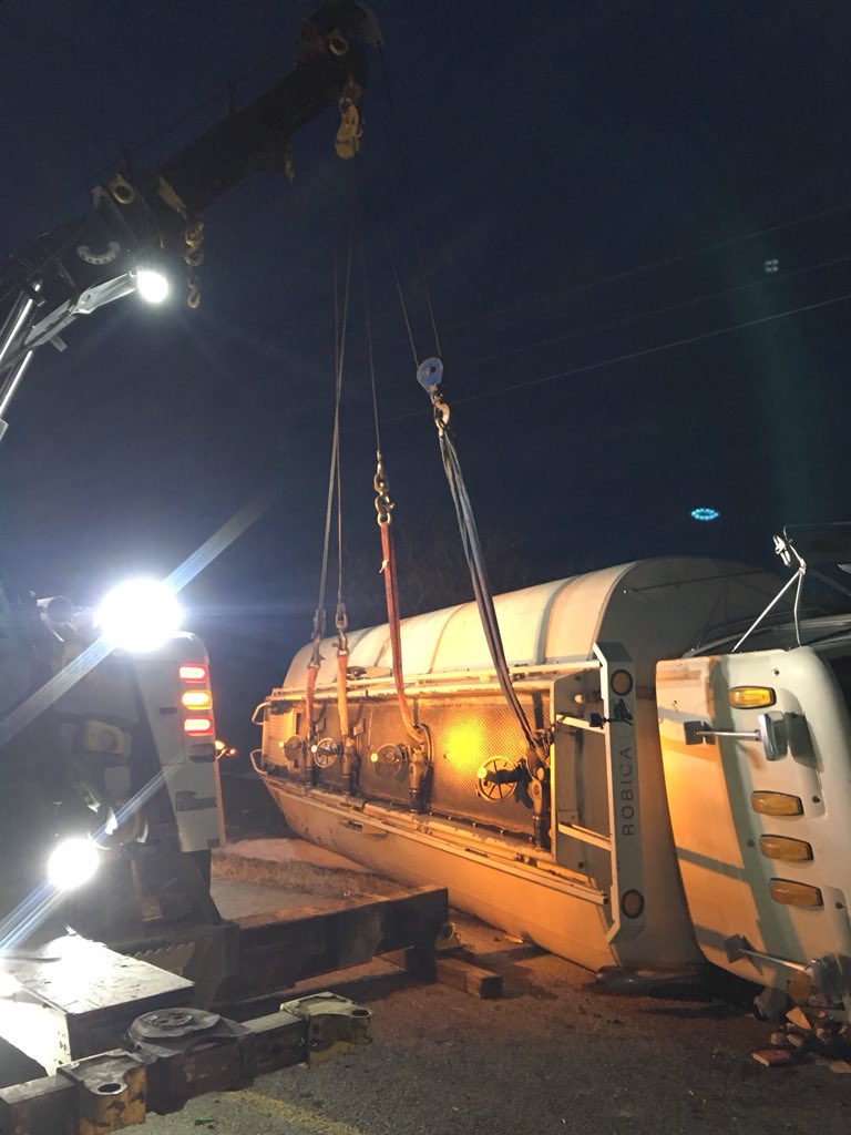 Expresshamilton's tweet image. Late nights with dedicated crew #towlife #HeavyRescue401 #rotator
