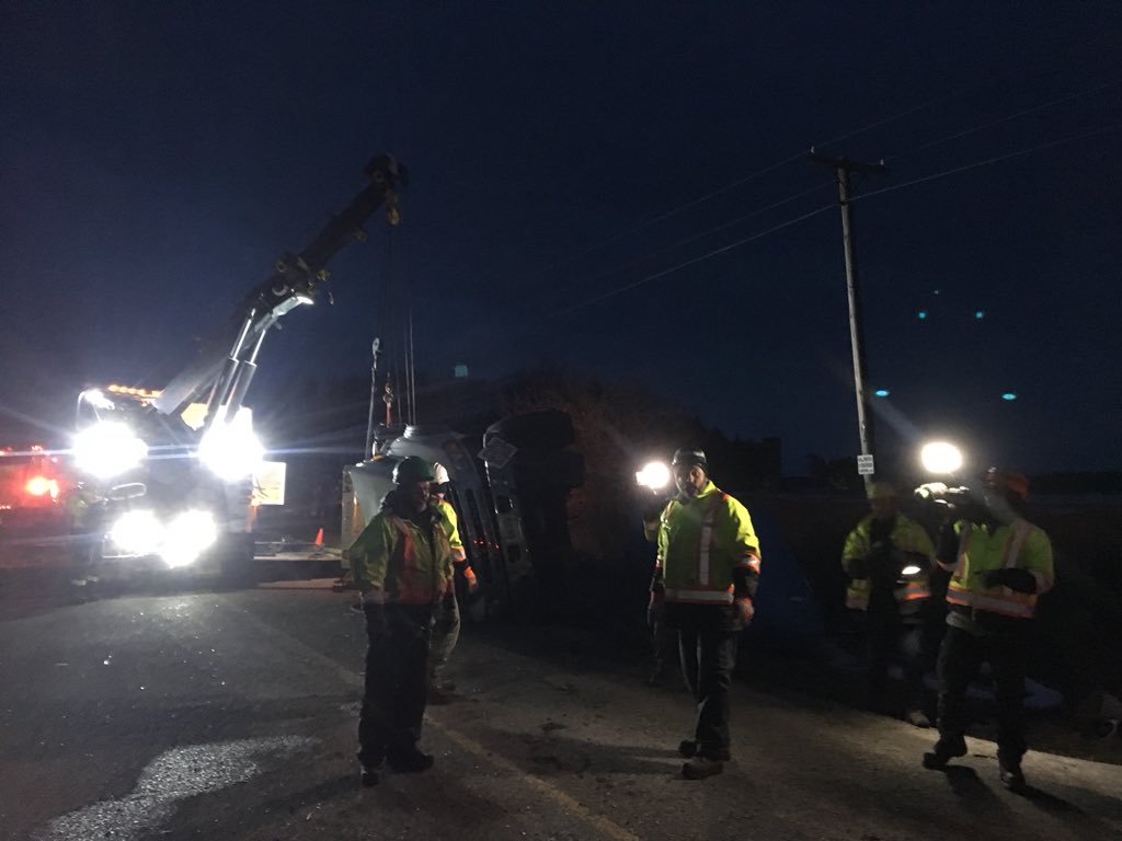 Expresshamilton's tweet image. Late nights with dedicated crew #towlife #HeavyRescue401 #rotator