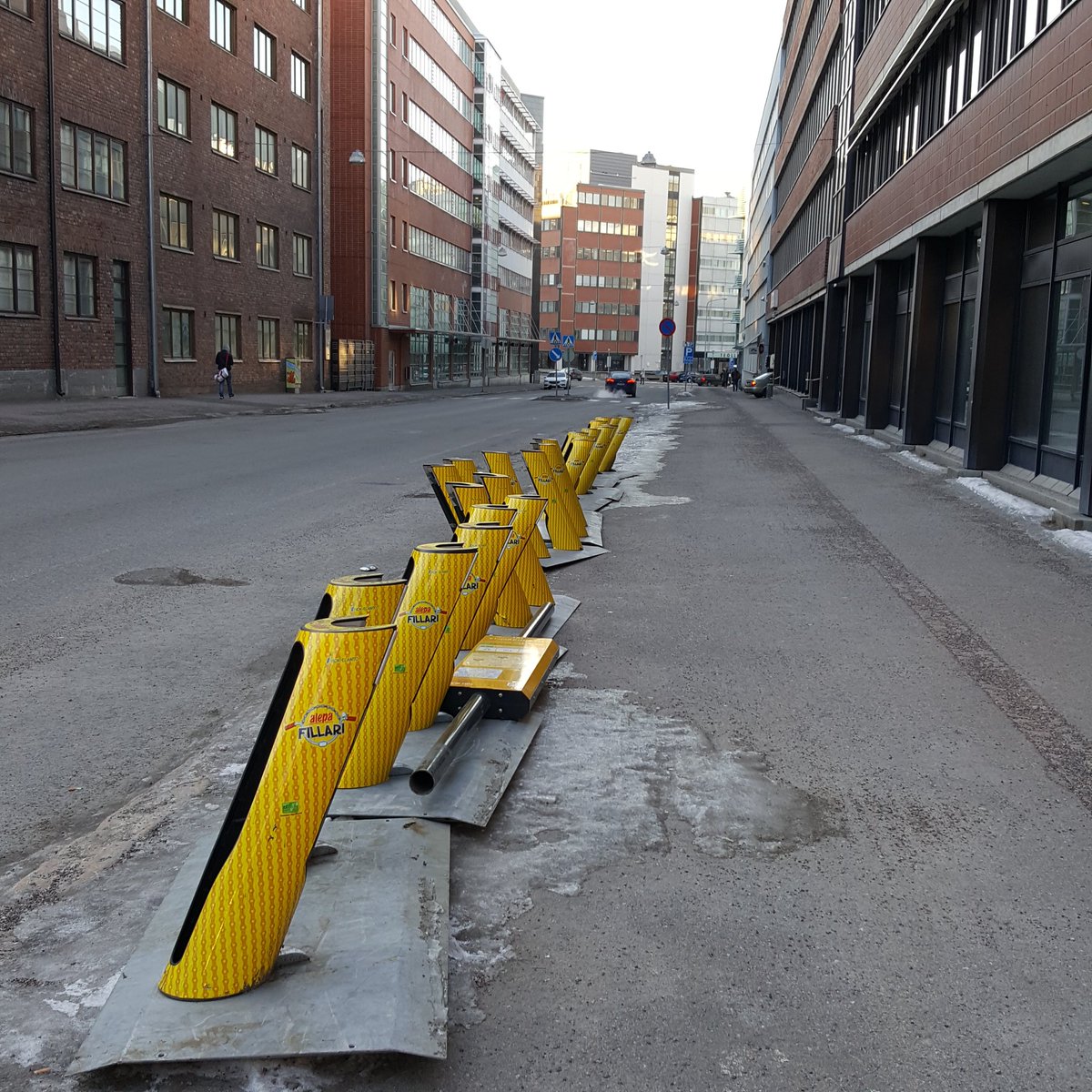 cristamari's tweet photo. Kuu kiurusta kesään, fillaripysäkeistä ei sitäkään vähää... jee!!! Kevät on tullut #stadi'in! Kohta taas mennään #kaupunkipyörä'llä! Kiitos @HKLhst @HSL_HRT. 🚴‍♀️💕🚴‍♂️😊 https://t.co/IMQKNv8afe
