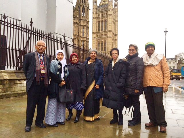 AMAN_Indonesia's tweet photo. Ulama perempuan Indonesia mendunia. Mengenalkan KUPI di Coventry University, UK. Menunjukkan bahwa Ulama perempuan pun mampu mewarnai khazanah keilmuan Islam. Dan Indonesia menjadi pencetus pertama jaringan Ulama perempuan. #RISINGWomenUlama https://t.co/IXAuuOvq0G